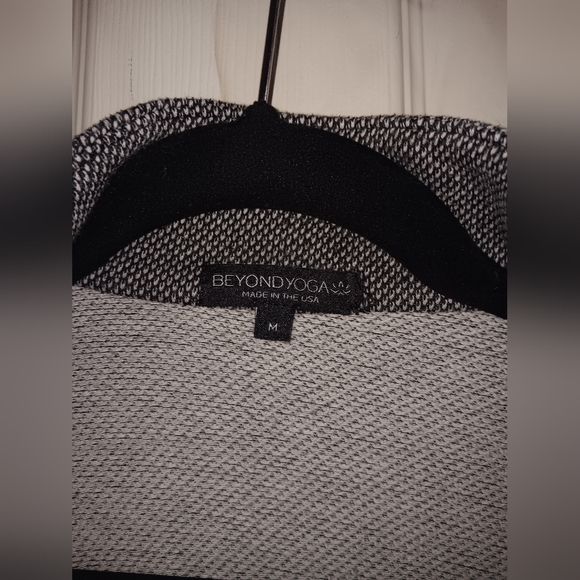 Womans- "Beyond Yoga" size (M) GORGEOUS zip-up jacket - Picture 6 of 7